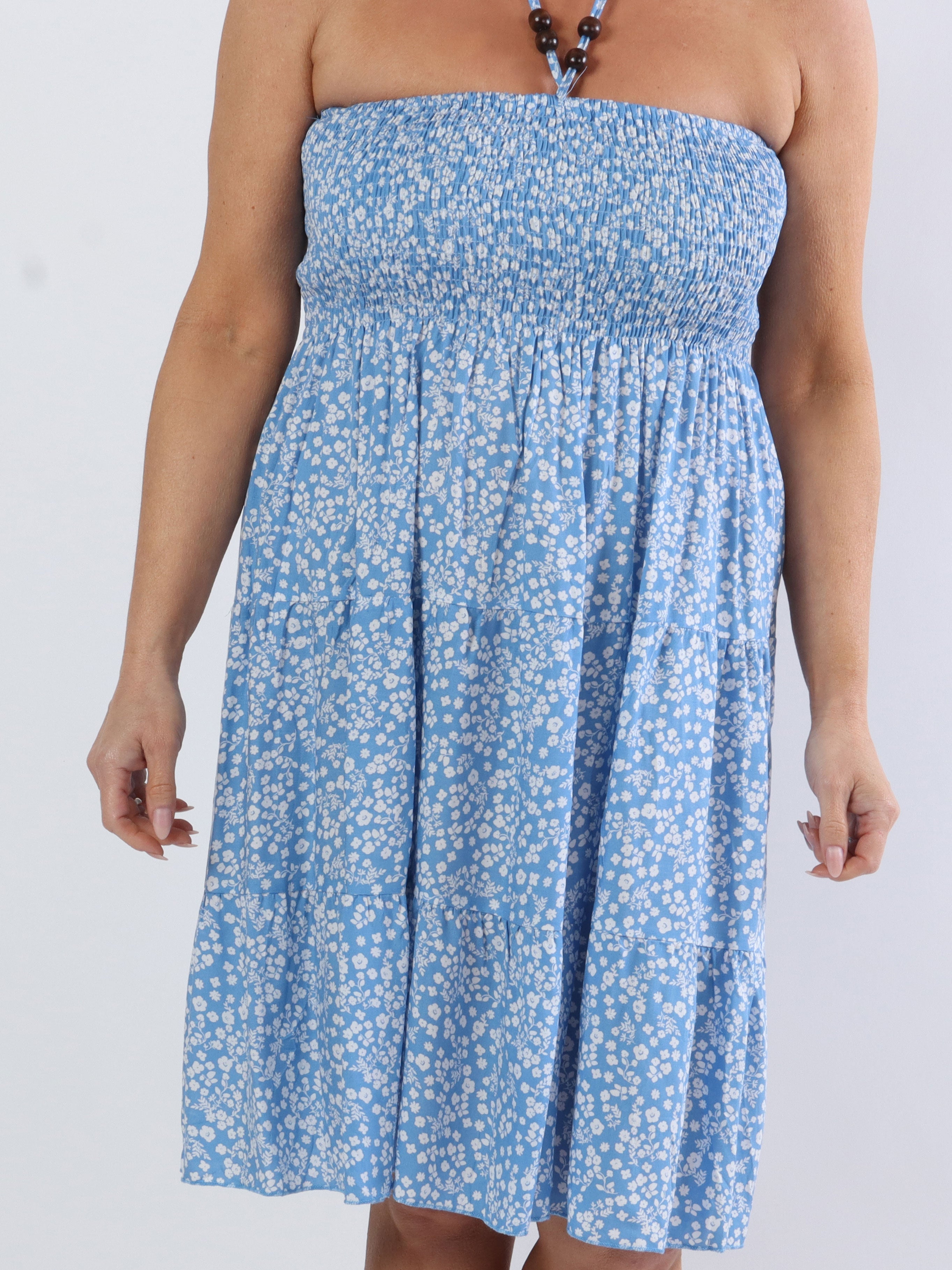 Aria Flower - Kort plus size klänning med smock i blommigt tryck - Black